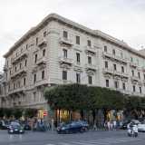 All�angolo con via Putignani � invece presente un edificio color crema fatto costruire dal commerciante Nicola Scattarelli nel 1915. Costellato da balconcini con parapetti balaustrati, presenta finestre dai timpani triangolari e arrotondati e ricche decorazioni 